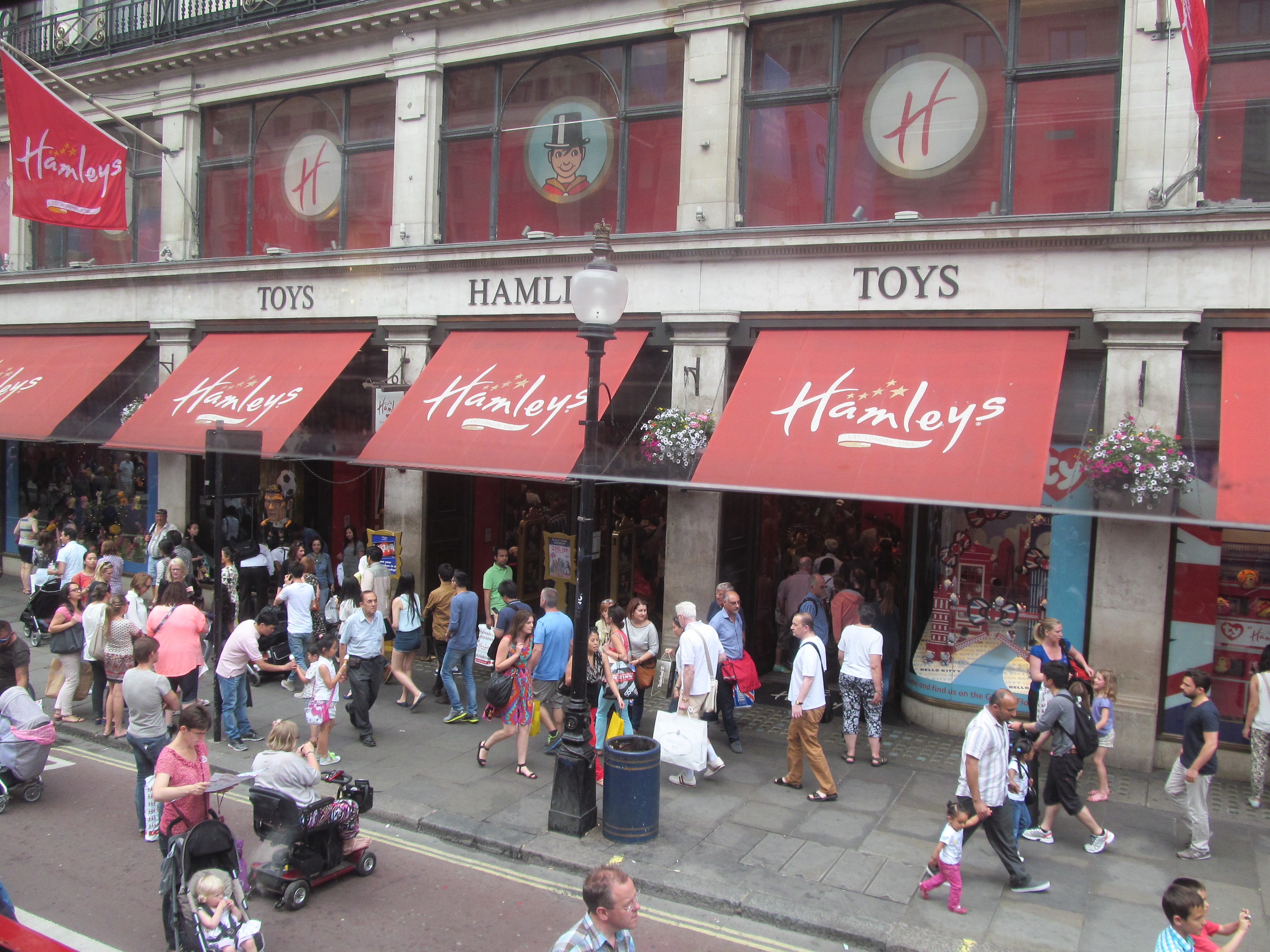 Hamleys london. Hamleys в Лондоне. ~Хэмлис~ на Риджент-стрит. Магазин Хэмлис в Лондоне. Hamleys Лондон 1760.